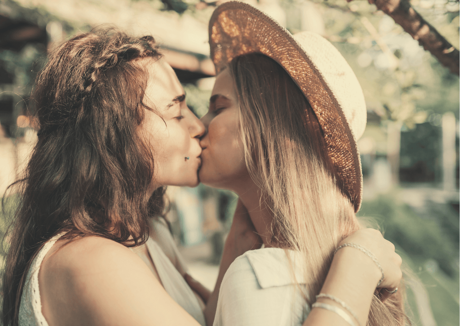 Zwei Frauen mit langen, vollen Haaren küssen sich