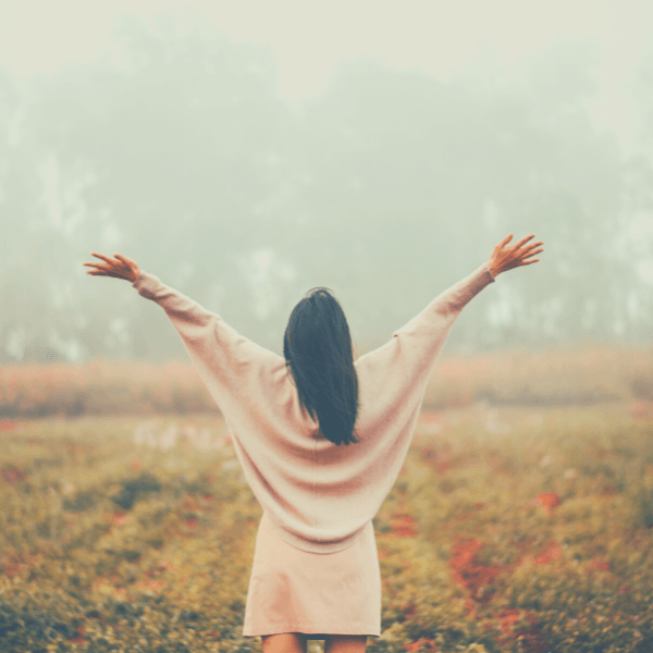 Frau mit langen vollen Harren in der Natur